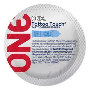 Презерватив ONE Tattoo Touch Blue, 1 шт, блакитний, з рельєфом у вигляді татуювання SX0755 фото